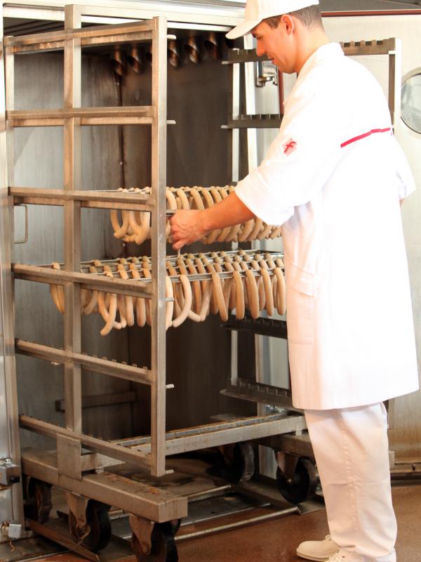 Fleischer bei Bratwurstproduktion