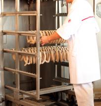 Fleischer bei Bratwurstproduktion